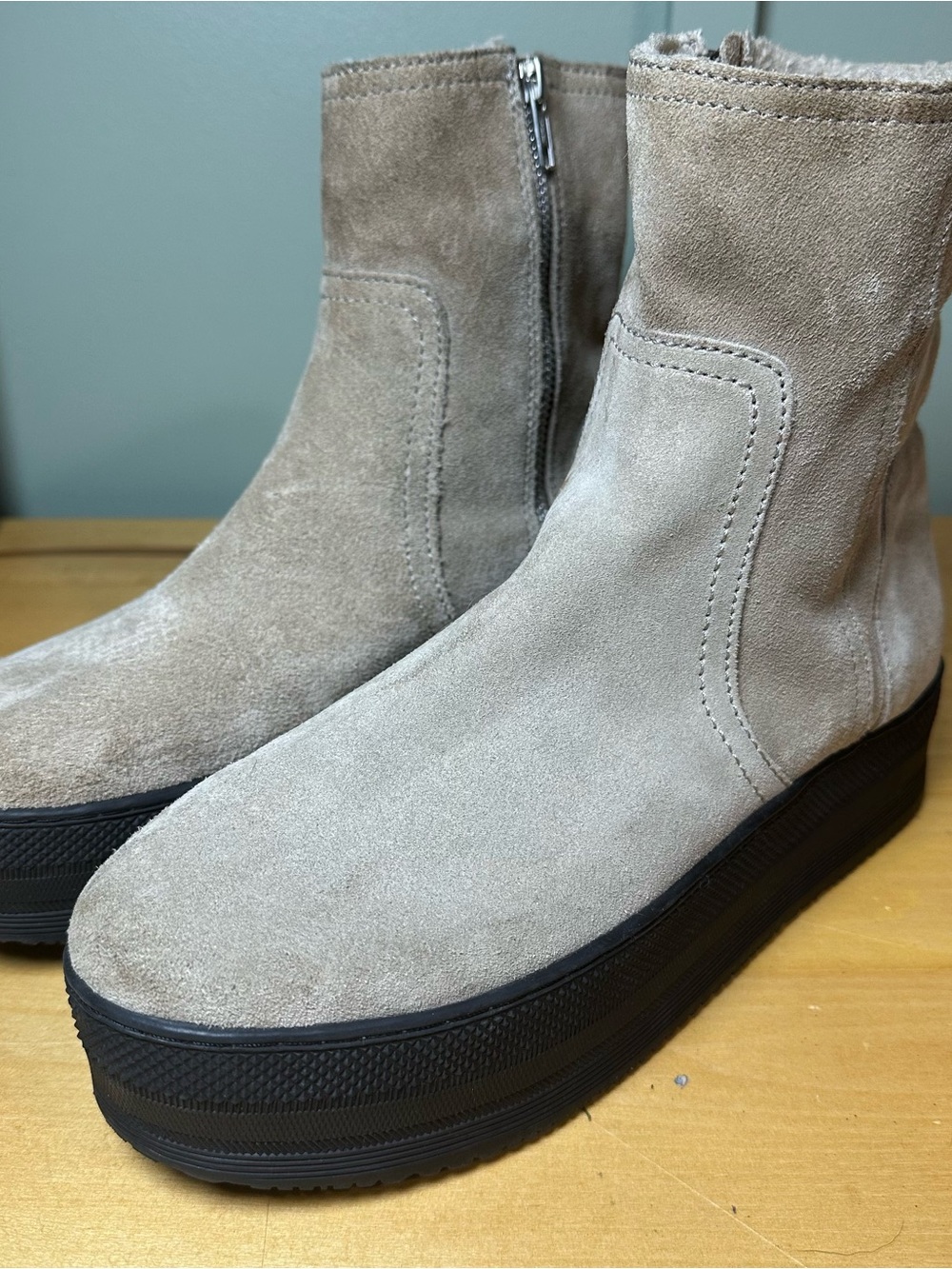 H&M Women's Tan Suede Chunky
Platform Zip Up Boots Size 9.5
Heavy